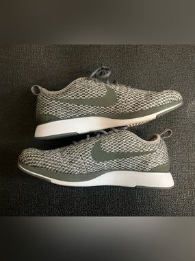 Nike Women’s Gray Knit Running Sneakers